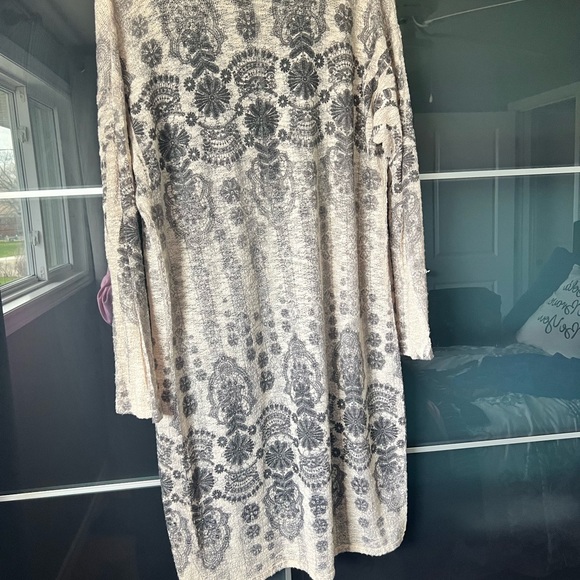 Large long sweater - Picture 3 of 4